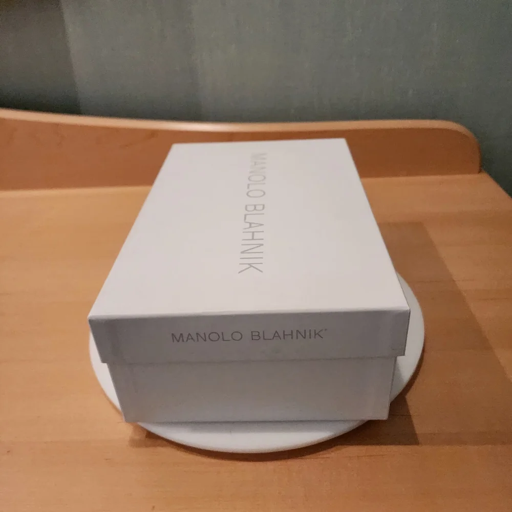 💯Authentic Manolo Blahnik HANGISI Red Satin Jewel Buckle Pumps - Picture 17 of 17